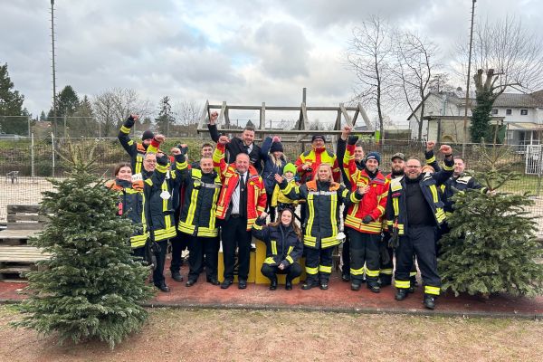 gruppenbild-feuerwehr5DE22CC2-8F7D-A08D-4FD3-0CD2814DCC52.jpg
